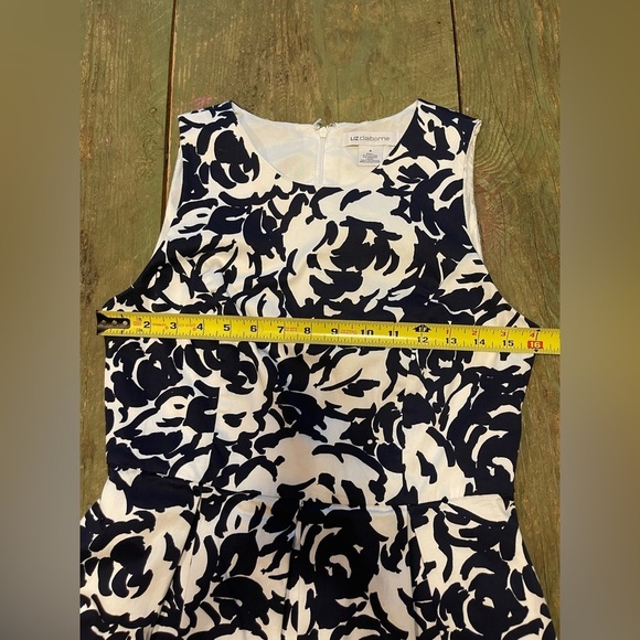 LIKE NEW Liz Claiborne Dress Navy and White Floral | Size 4 - Picture 6 of 9